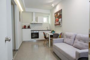 Кухня или мини-кухня в Raise Boutique Rooms in the Center of Athens
