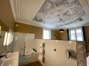 
A bathroom at Maison Blanche Chartres - Maison d'hôtes 5 étoiles
