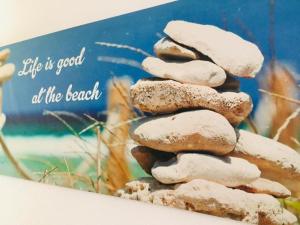 una pila de rocas sentadas en la cima de una playa en SwordFish Holiday Home, en Peniche