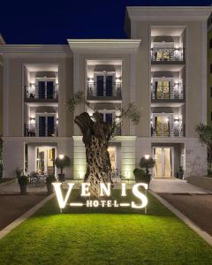 ティラナにあるVenis Hotelの夜のベリタスホテル