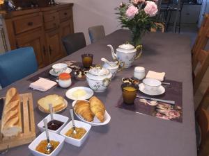 una mesa con cruasanes y otros alimentos. en Au Mas Retz De Jade, en Chauvé
