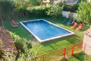 - une piscine dans la cour d'un jardin dans l'établissement Les Volets Bleus Provence, à Salon-de-Provence