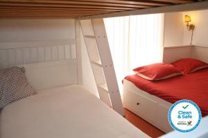 1 dormitorio con 2 literas y ventana en Cezimbra Guest House, en Sesimbra