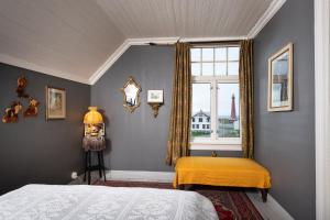 a bedroom with a bed and a window at Jørgensengården in Andenes