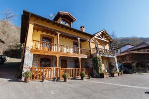 a large house with a porch and a balcony at Casa Rural La Galana in Sames