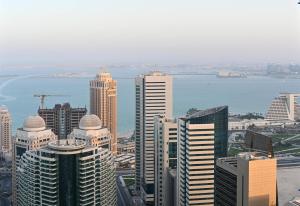 Pemandangan umum bagi Doha atau pemandangan bandar yang diambil dari hotel