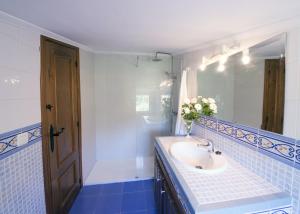 Postel nebo postele na pokoji v ubytování Villa las Tinajas Luxury
