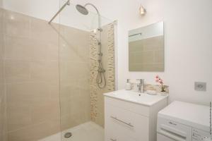 沃克蘭的住宿－Douceur Créole - 5 min pointe Faula，带淋浴和盥洗盆的白色浴室