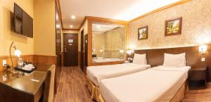 Postel nebo postele na pokoji v ubytování Kings Hotel Dalat