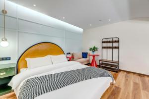 Voodi või voodid majutusasutuse Happy Dragon City Culture Hotel-Tianjin Draum Tower & Dayuecheng shopping mall toas