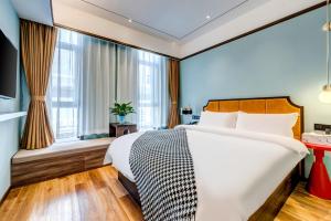 Voodi või voodid majutusasutuse Happy Dragon City Culture Hotel-Tianjin Draum Tower & Dayuecheng shopping mall toas