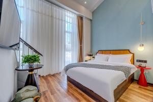 Voodi või voodid majutusasutuse Happy Dragon City Culture Hotel-Tianjin Draum Tower & Dayuecheng shopping mall toas