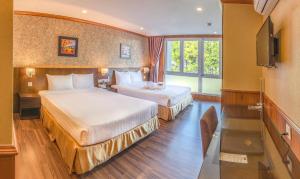 Postel nebo postele na pokoji v ubytování Kings Hotel Dalat