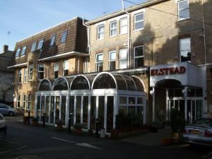 un bâtiment avec un panneau de lecture devant lui dans l'établissement Elstead Hotel, à Bournemouth