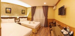 Postel nebo postele na pokoji v ubytování Kings Hotel Dalat