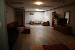 Posezení v ubytování Express Inn & Suites Eugene