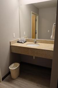 Koupelna v ubytování Express Inn & Suites Eugene