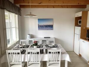 ein Esszimmer mit einem weißen Tisch und Stühlen in der Unterkunft Vuorsa 1 A 2 in Saariselkä