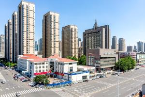 صورة لـ Happy Dragon City Culture Hotel-Tianjin Draum Tower & Dayuecheng shopping mall في تيانجين