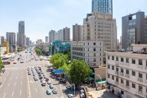 Linna Tianjin üldine vaade või majutusasutusest Happy Dragon City Culture Hotel-Tianjin Draum Tower & Dayuecheng shopping mall pildistatud vaade