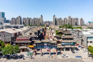 Linna Tianjin üldine vaade või majutusasutusest Happy Dragon City Culture Hotel-Tianjin Draum Tower & Dayuecheng shopping mall pildistatud vaade