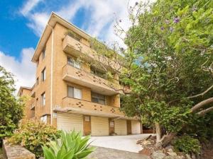 um grande edifício de tijolos com garagem em Accommodation Sydney Kogarah 2 bedroom apartment with balcony em Sydney