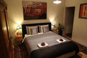 a bedroom with a bed with two plates of food on it at Antonius Bed and Breakfast in Arnhem