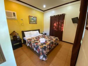 A bed or beds in a room at Casa del Rio Resort