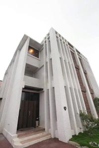 un gran edificio blanco con columnas. en 星星小宿-包棟近市區 en Hualien