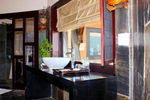 Phòng tắm tại Poshanu Resort