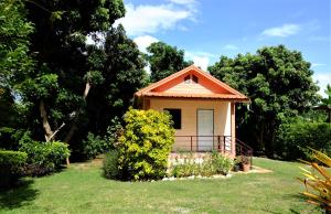 a small house in the middle of a yard at Tachang Garden Cottage in Ban Tha Chang