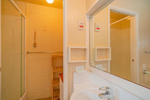 Bilik mandi di Sea Views Apartment - Onemana Apartment +18 gambar