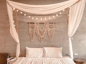 魚池鄉的住宿－愛黏在一起設計師民宿 Lovers BNB，床上的天篷,配有白色的床单和灯