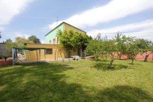 Vonkajšia záhrada v ubytovaní Spacious House with Garden in Touro – Family-Friendly
