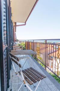 een tafel en stoelen op het balkon van een gebouw bij Sobe Kaki in kivi in Izola