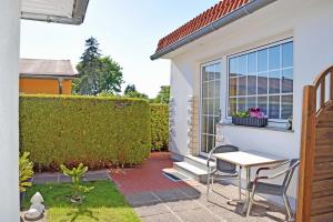 a patio with a table and chairs and a window at Ferienwohnungen Familie Wilhelms in Ostseebad Sellin