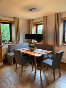 a dining room with a wooden table and chairs at Ferienwohnung Hopfengarten in Spalt