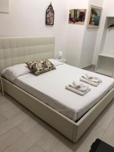 Una cama en una habitación con dos toallas encima. en Al Porto, en Gaeta 8 fotos más