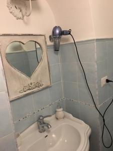 a bathroom with a mirror and a sink at Al Porto in Gaeta