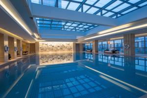 Bazén v ubytování Kangda Howard Johnson Hotel Qingdao nebo v jeho okolí