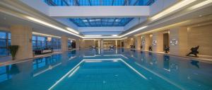 Bazén v ubytování Kangda Howard Johnson Hotel Qingdao nebo v jeho okolí