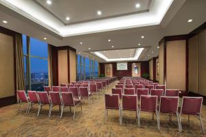 Konferenční prostory v ubytování Kangda Howard Johnson Hotel Qingdao + 37 fotografií