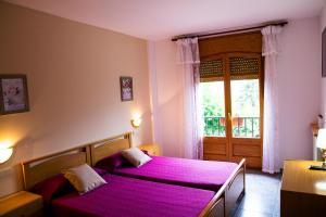 Posteľ alebo postele v izbe v ubytovaní Hostal Montserrat