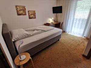 拉布拉的住宿－加尼維格赫布住宿加早餐旅館，一间卧室配有一张床和一张带台灯的桌子