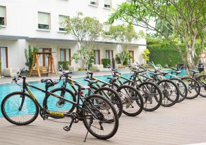 Jízda na kole v ubytování HARRIS Hotel Sentul City Bogor nebo okolí