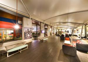 Posezení v ubytování HARRIS Hotel Sentul City Bogor