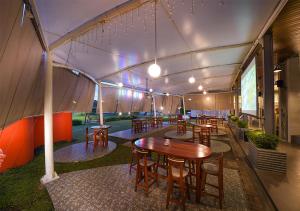 Posezení v ubytování HARRIS Hotel Sentul City Bogor