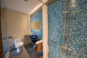 魚池鄉的住宿－Timing House，一间带卫生间的浴室和蓝色瓷砖墙