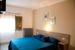 Posteľ alebo postele v izbe v ubytovaní Hostal Montserrat