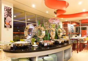 bufet w restauracji z talerzami w obiekcie HARRIS Hotel Sentul City Bogor w mieście Bogor